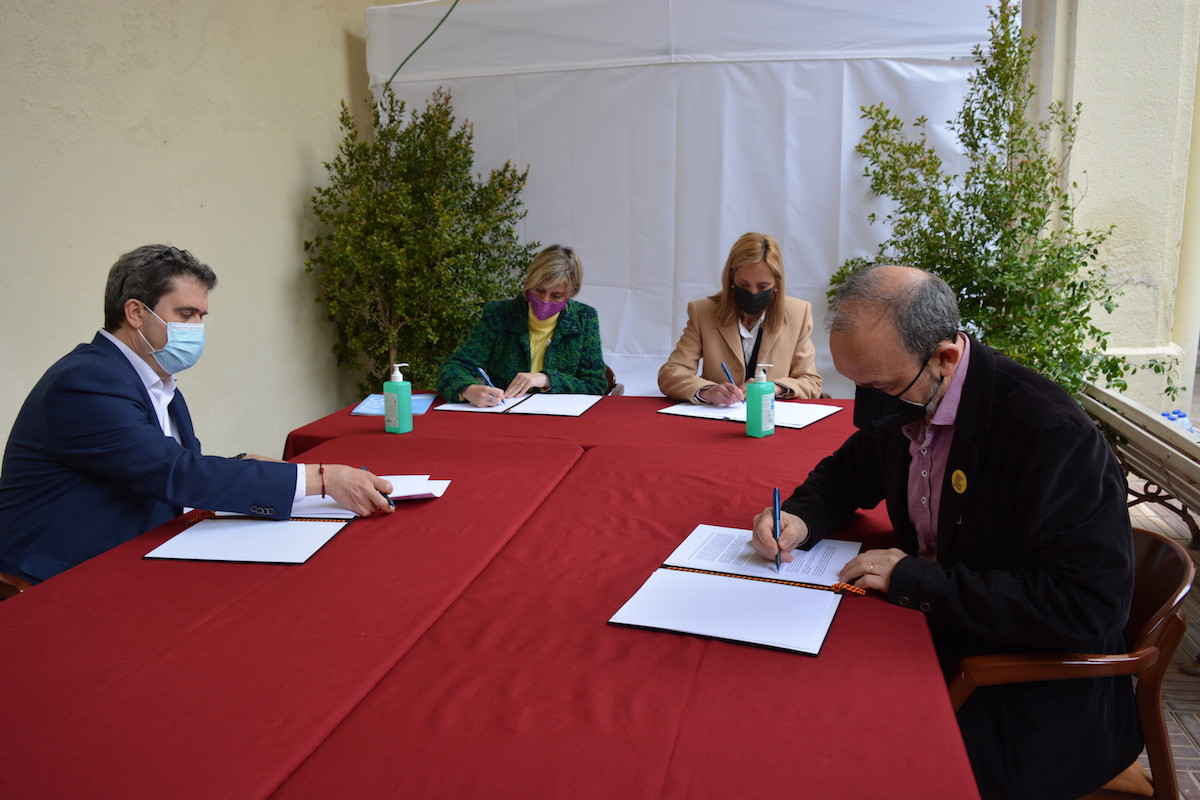 Adrià Comella, Alba Vergés, Dolors Farré i Jordi Cartanyà signant el protocol d’intencions. Foto: Nova Conca.