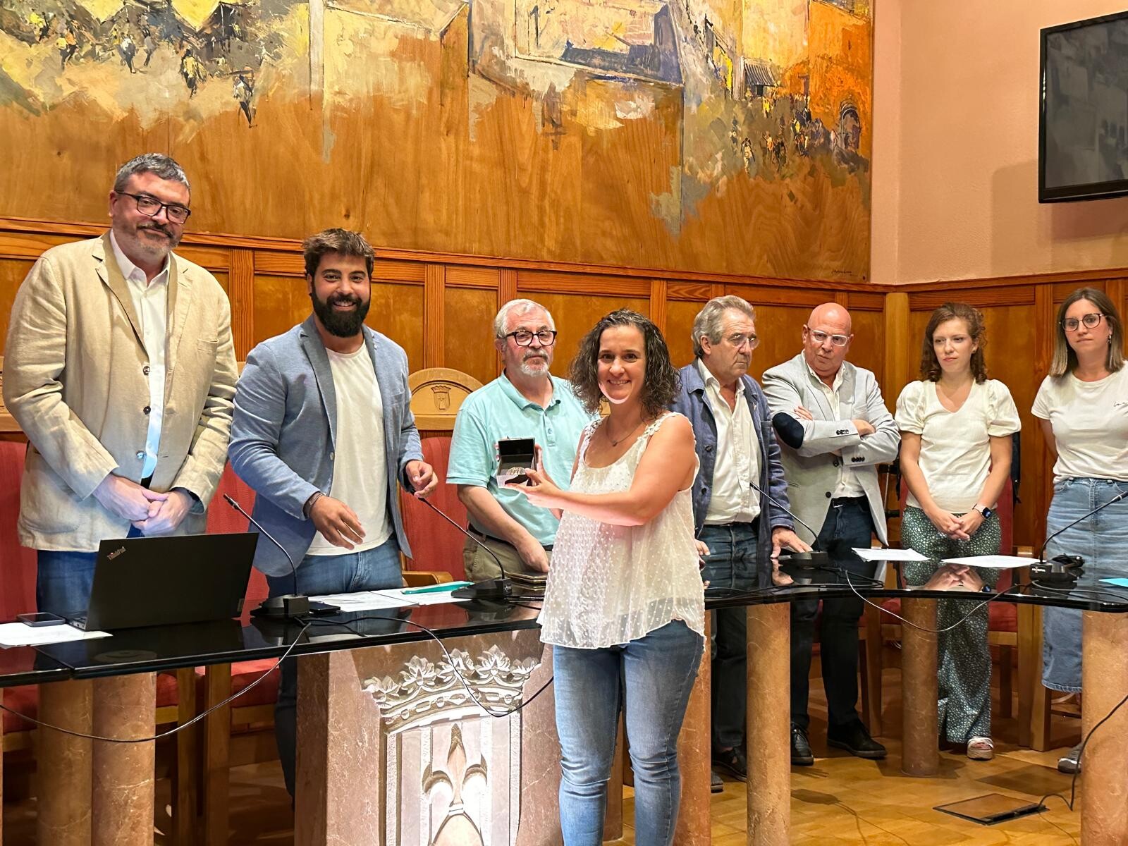 Moment de l'entrega de la medalla d'or al Centre d'Història Natural de la Conca de Barberà