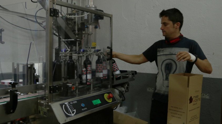 Pla obert del president de la DO de Tarragona treballant a les seves instal·lacions al celler de Mas Vicenç. Imatge del 19 de març del 2020