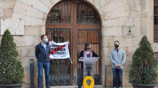 La comarca respon a la crida per concentrar-se contra la inhabilitació de Quim Torra