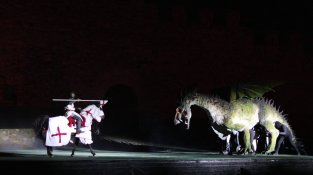 La representació de la Llegenda de Sant Jordi torna a encisar el públic present