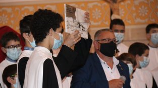 El cant de l'Escolania de Montserrat omple l'església de Sarral
