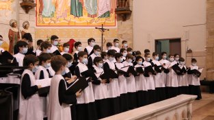 El cant de l'Escolania de Montserrat omple l'església de Sarral