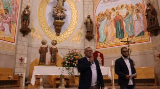 El cant de l'Escolania de Montserrat omple l'església de Sarral