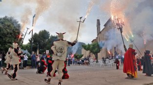 El seguici popular de Montblanc ha tornat a sortir al carrer