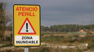 Pla detall d'un cartell advertint que és zona inundable, a la llera del riu Francolí, a l'Espluga de Francolí, on va haver-hi el desbordament ara fa dos anys.