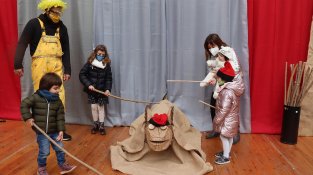 Els més petits i petites de Montblanc han gaudit fent cagar el Tió