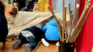 Els més petits i petites de Montblanc han gaudit fent cagar el Tió
