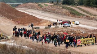 Lilla protesta per les esquerdes que les obres de l'A-27 han provocat al poble