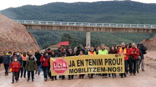 FLilla protesta per les esquerdes que les obres de l'A-27 han provocat al poble