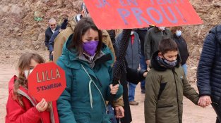 Lilla protesta per les esquerdes que les obres de l'A-27 han provocat al poble