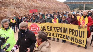 Lilla protesta per les esquerdes que les obres de l'A-27 han provocat al poble