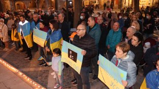 Sentida concentració per la pau a la plaça Major de Montblanc