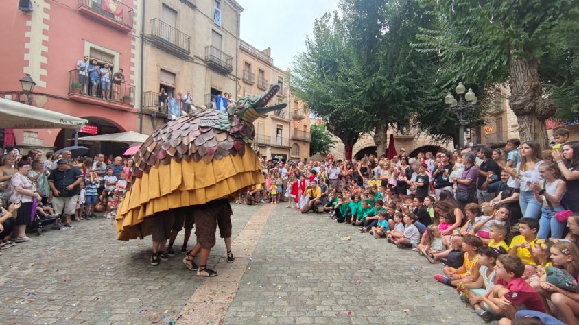 La cucafera actuant en el Seguici Popular de la Festa Major