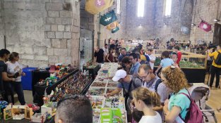 Primer dia de la quinzena edició de Clickània en un festiu molt cridaner