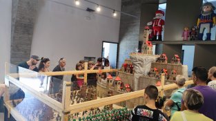 Primer dia de la quinzena edició de Clickània en un festiu molt cridaner