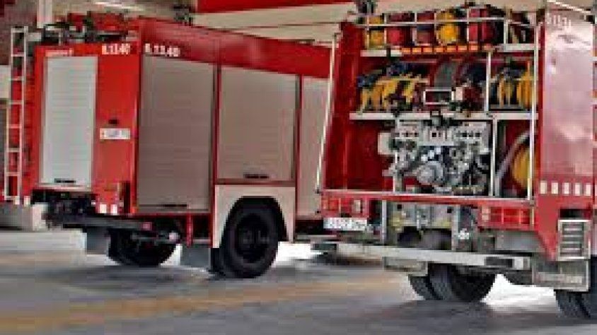 Crema un turisme que estava estacionat al carrer Pintor Potau de Montblanc
