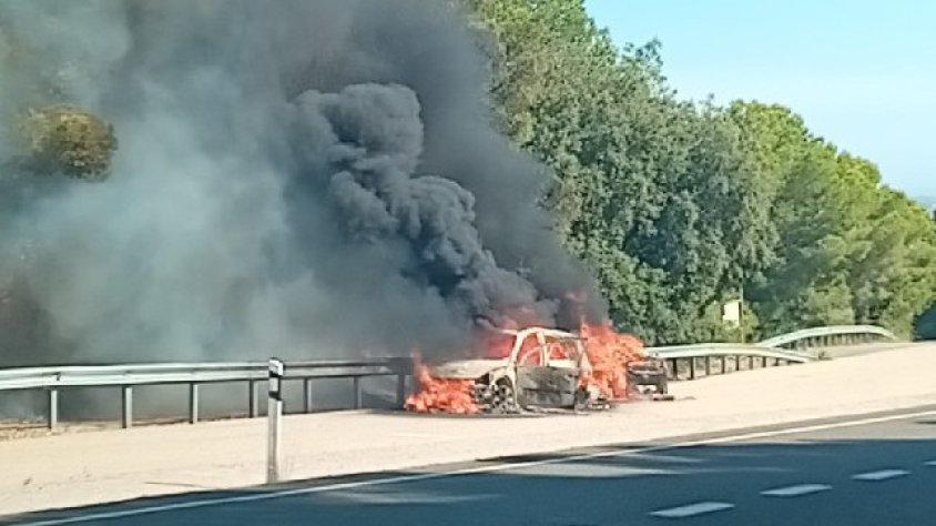 Incendi a Montblanc cremant un turisme i el seu remolc a l'N-240