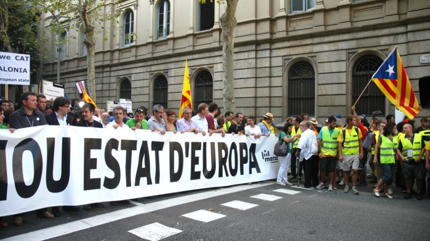 Capçalera de la manifestació, on es pot veure l’alcalde montblanquí, Josep Andreu, que és també vicepresident de l’AMI.