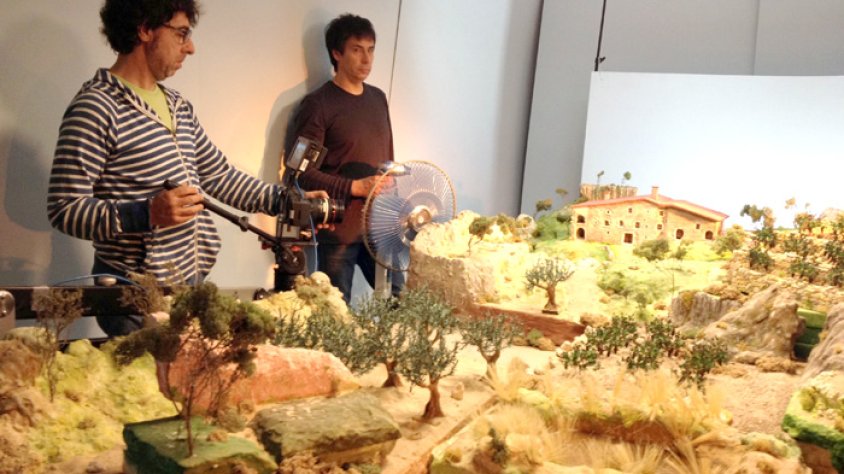 Un moment del rodatge del documental amb la maqueta.