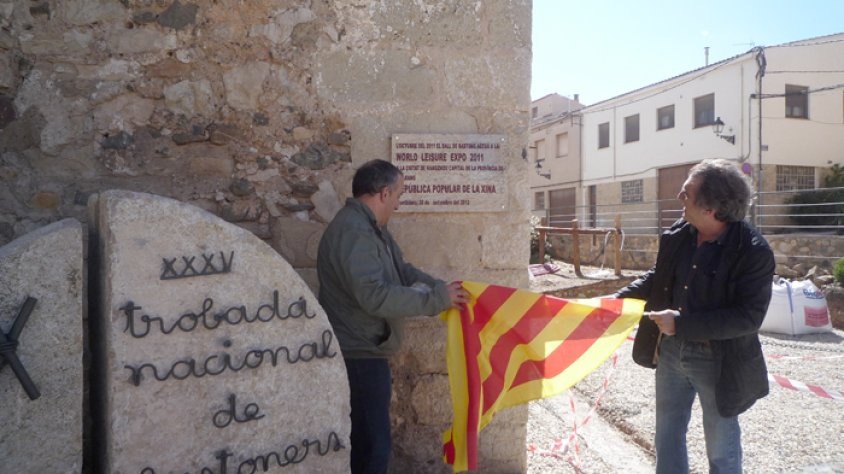 L’alcalde de Montblanc va presidir la inauguració de la placa.