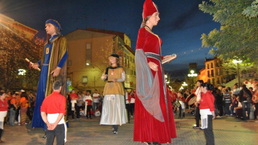 La plaça de l’Ajuntament va acollir la ballada de lluïment dels gegants.