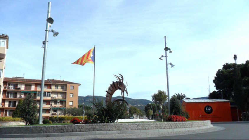 L’estelada llueix des de fa un parell de mesos a la rotonda d’entrada a Montblanc.