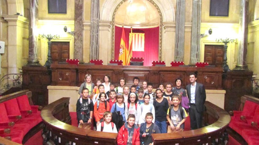 Els alumnes, acompanyats del diputat i exalumne de l’escola, Joan Güell.