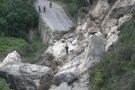 Carretera tallada per despreniment de roques