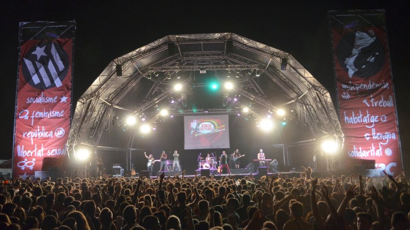 Milers de joves van gaudir de la primera nit de concerts