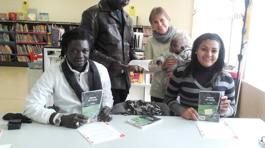 Components del Club de Lectura amb el llibre