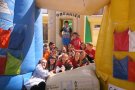 L’alumnat de l’Escola Salvador Ninot aprèn a reciclar tot saltant damunt d’un inflable