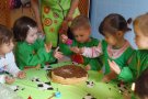 Els alumnes de l’Escola Bressol Ralet-Ralet celebren la mona