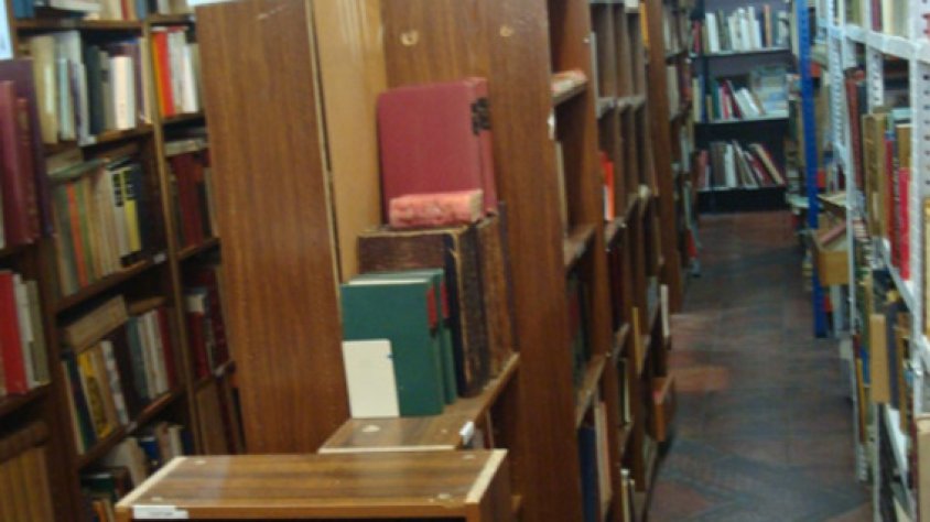 Interior de la llibreria de Santa Coloma