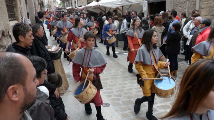 El pas de la comitiva pel carrer Major