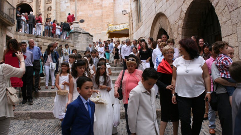 Inici de la processó tot sortint de l'església de Santa Maria