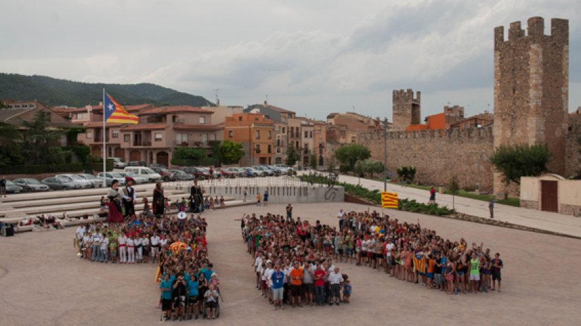 Mosaic humà dibuixant el 9N