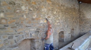 A la zona del riu, un dels véïns que estava a la tasca de neteja, mostrava la ´línia on va arribar l'aigua (més de 2 metres)