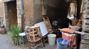 Mobiliari fora al carrer d'una de les cases més afectades