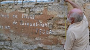 Un veí de Conesa mesurant l'alçada de les inundacions