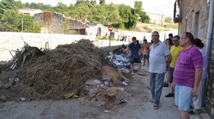 Veïns al costat del rierol on va fer malbé mobiliari de les cases del costat
