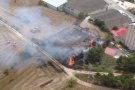 Una dotació de Bombers de reten tot i estar controlat el foc en un paller a Santa Coloma
