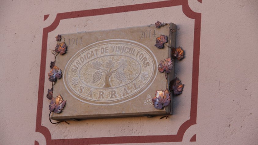 Placa amb la imatge del primer segell que va utilitzar el sindicat de viticultors