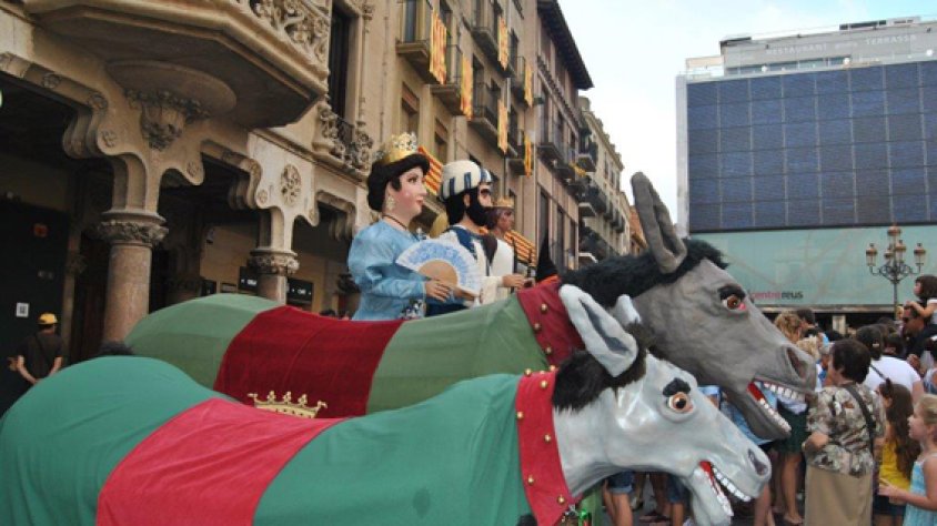Una imatge de les mulasses de Montblanc a la plaça del Mercadal de Reus
