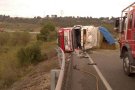 Un conductor ferit en bolcar el seu camió
