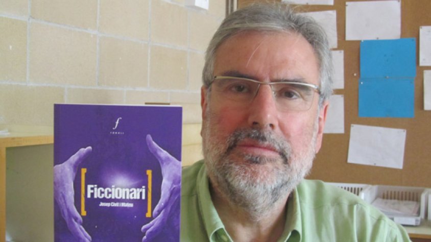 Josep Civit amb el seu poemari
