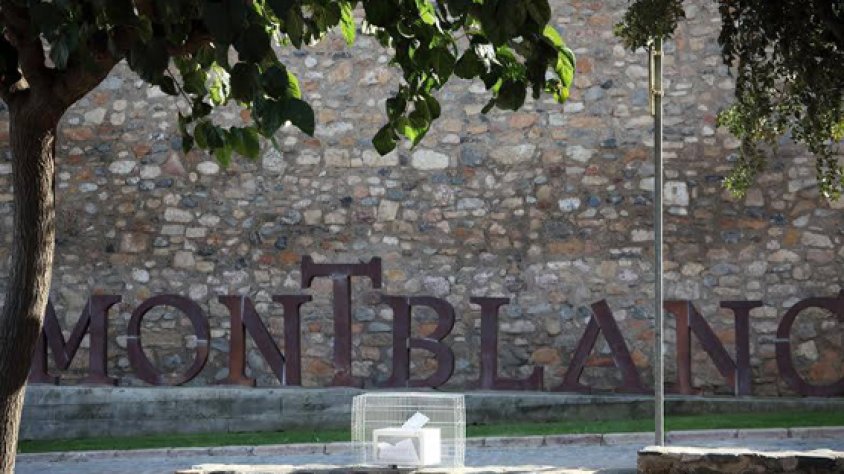 Imatge d'aquesta urna dins d'una gàbia a Montblanc