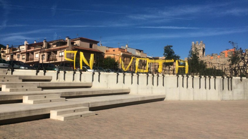 Les lletres "9N vota", de color groc, a la plaça Sant Francesc de Montblanc