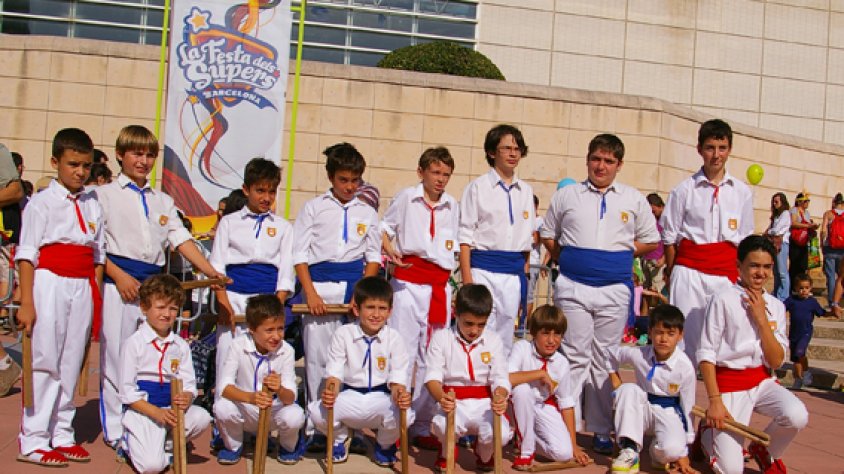 La colla petita del Ball de Bastons a la Festa dels Súpers