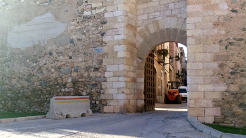 Un dels blocs de formigó, davant el portal del Castlà de Montblanc